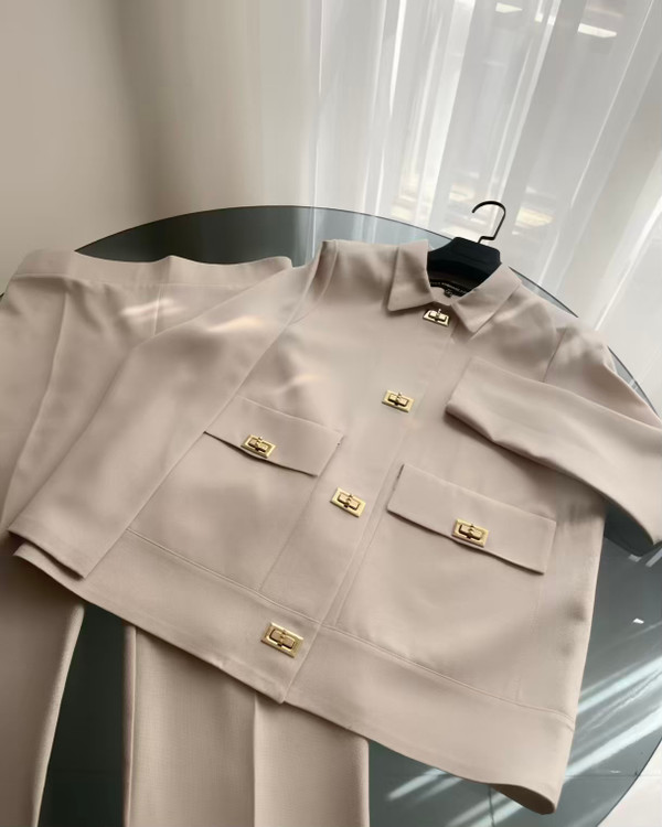 مانتو قفل نمای پشت